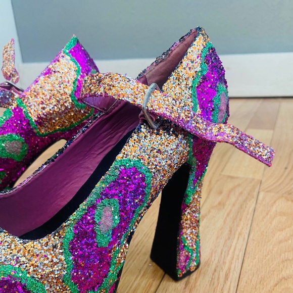 Custom One-of-Kind Gold Glitter Platform 5”Heels - Picture 4 of 6